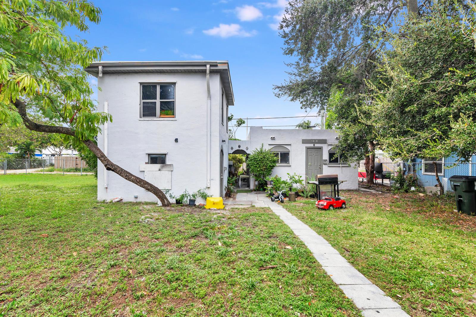   / 4 3320 sq. ft. $ 2026-04-28 0 foto