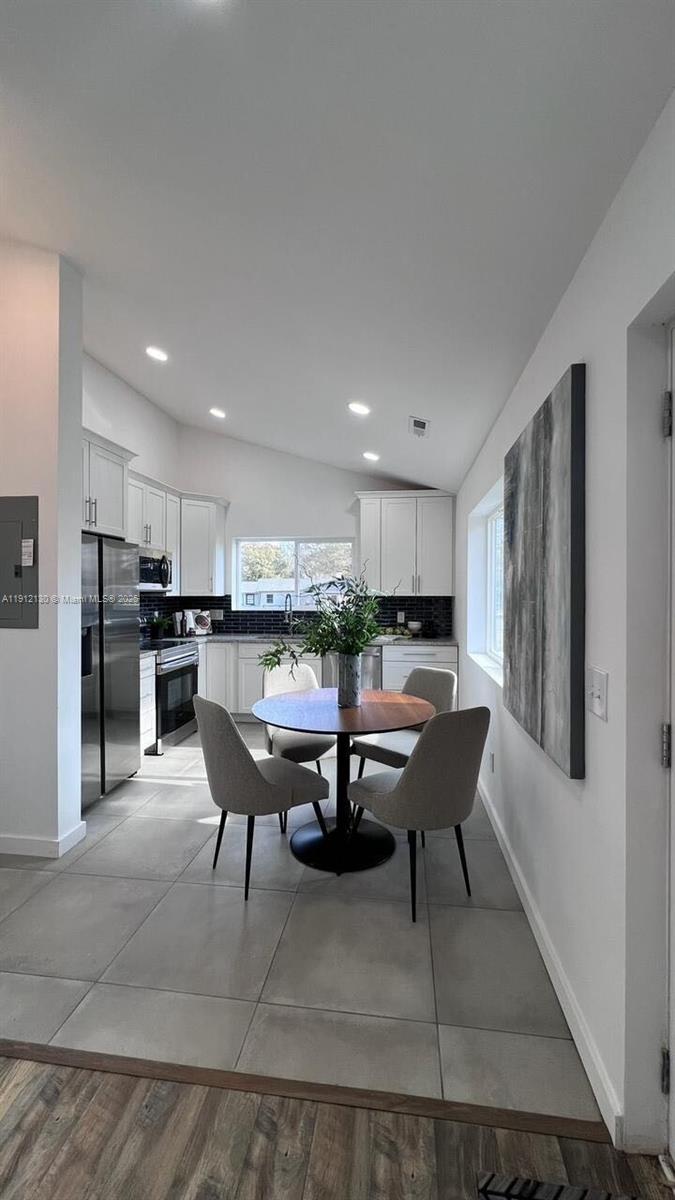   /   sq. ft. $ 2025-11-11 0 foto