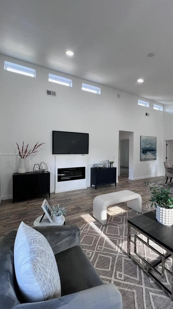   /   sq. ft. $ 2025-11-11 0 foto