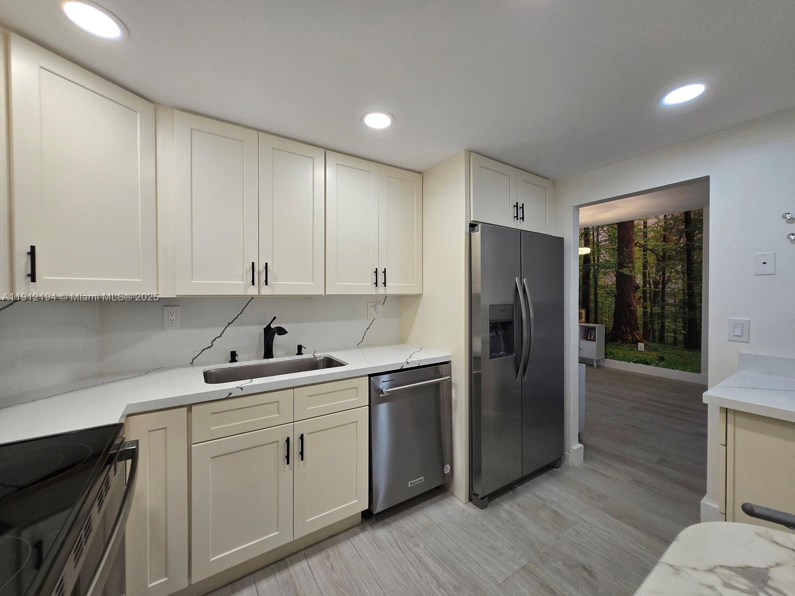 1611 1 / 2 762 кв.футов $ 2025-11-11 0 Фото