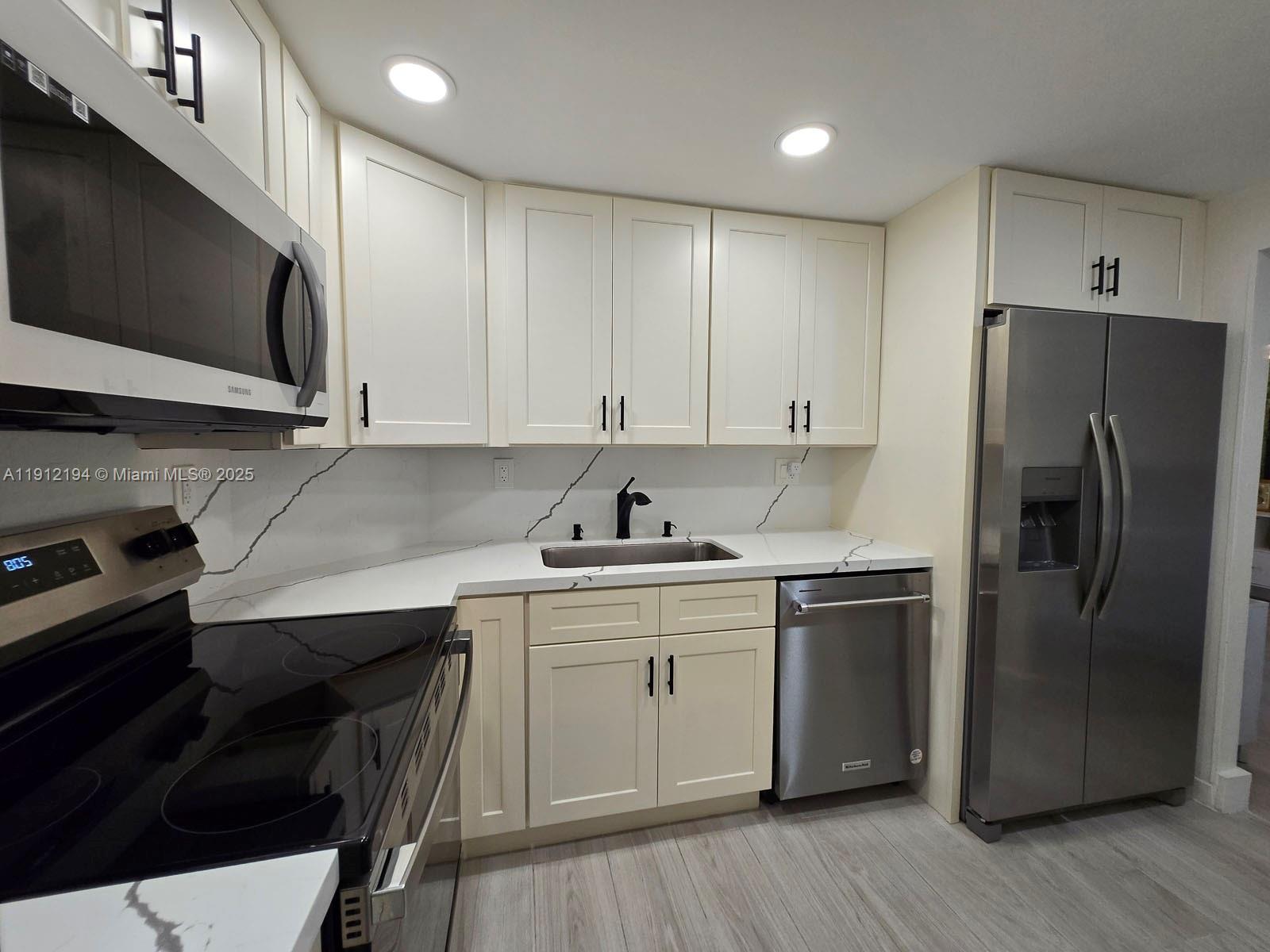 1611 1 / 2 762 кв.футов $ 2025-11-11 0 Фото