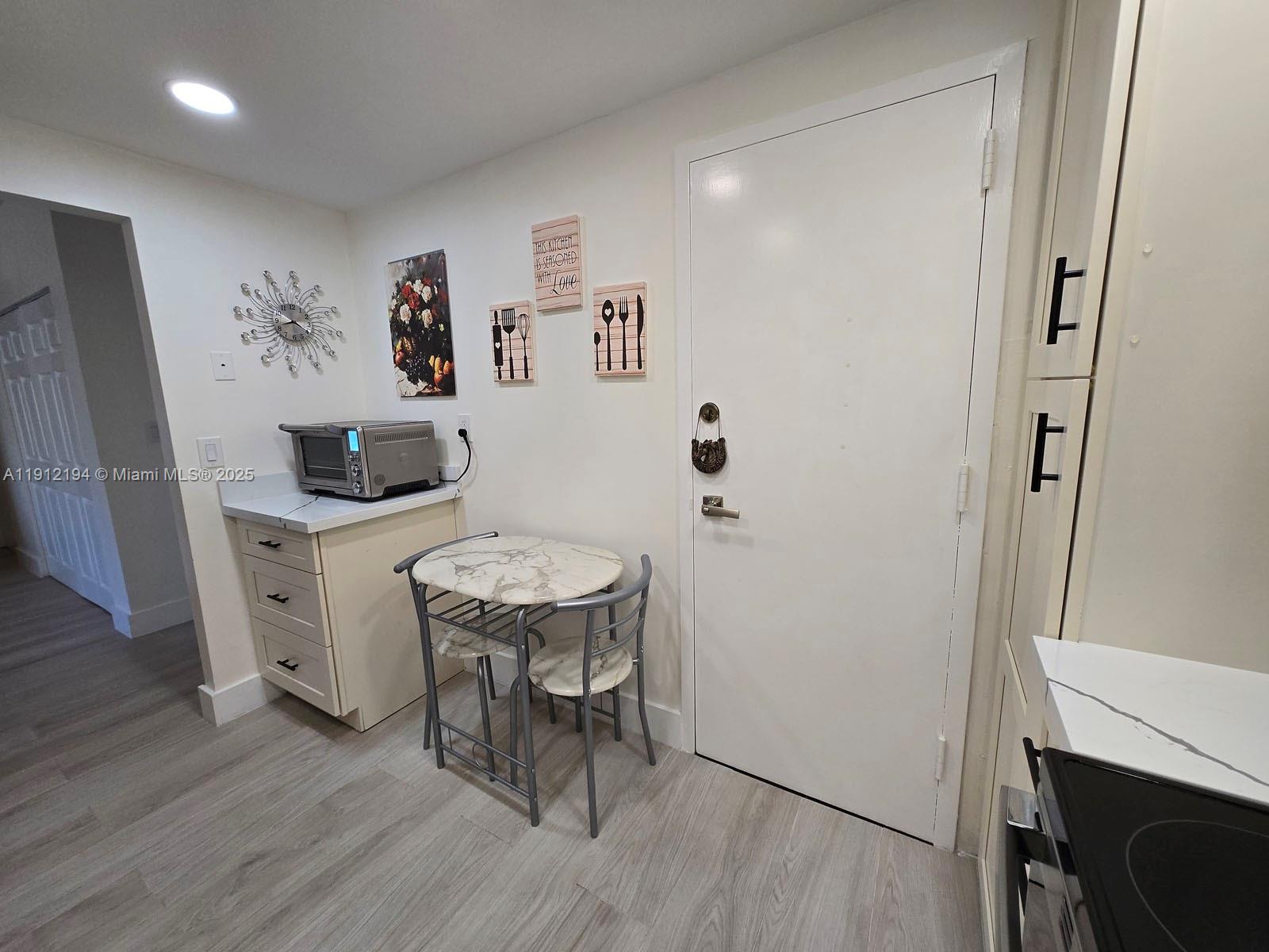 1611 1 / 2 762 кв.футов $ 2025-11-11 0 Фото