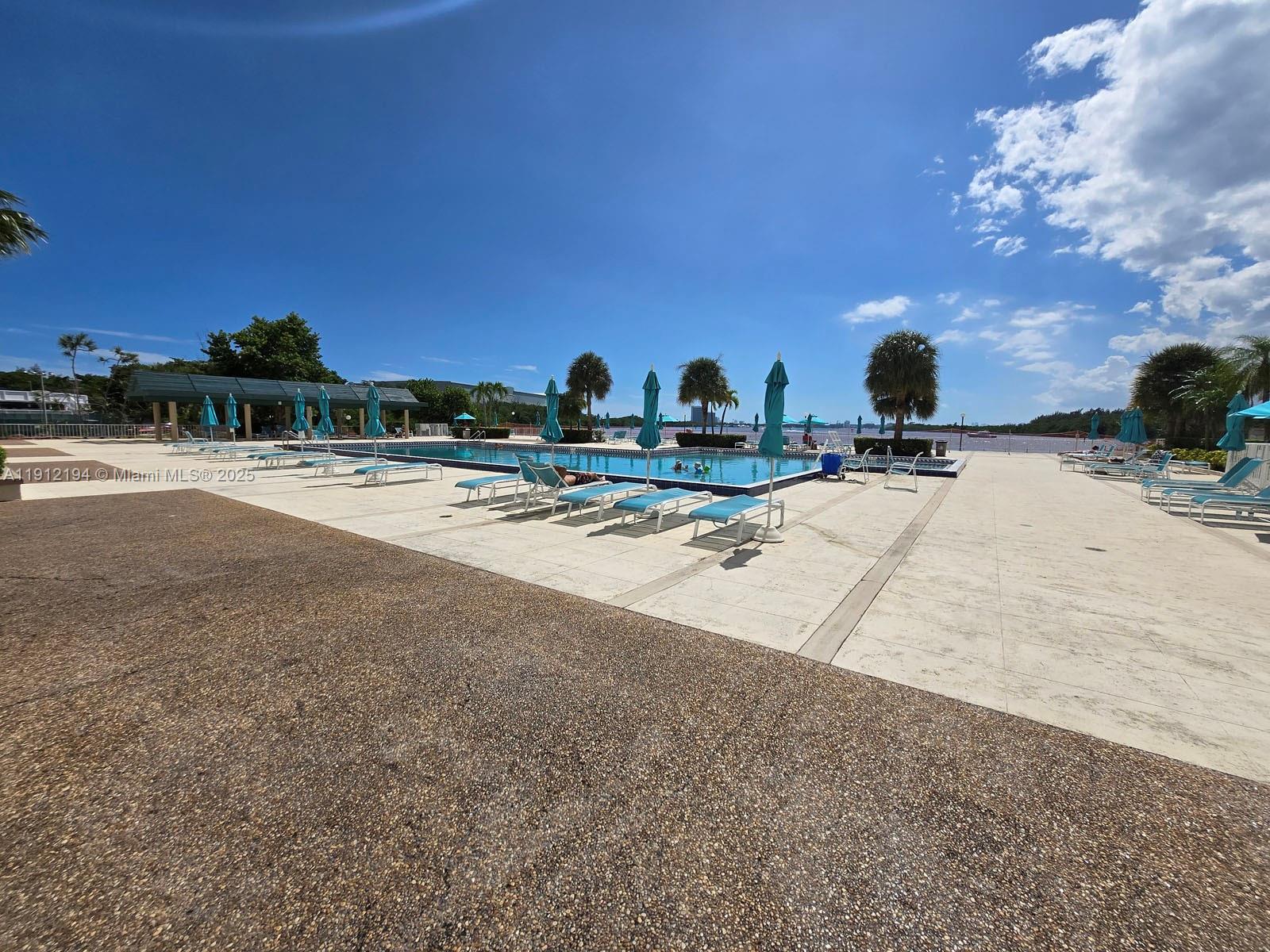 1611 1 / 2 762 кв.футов $ 2025-11-11 0 Фото