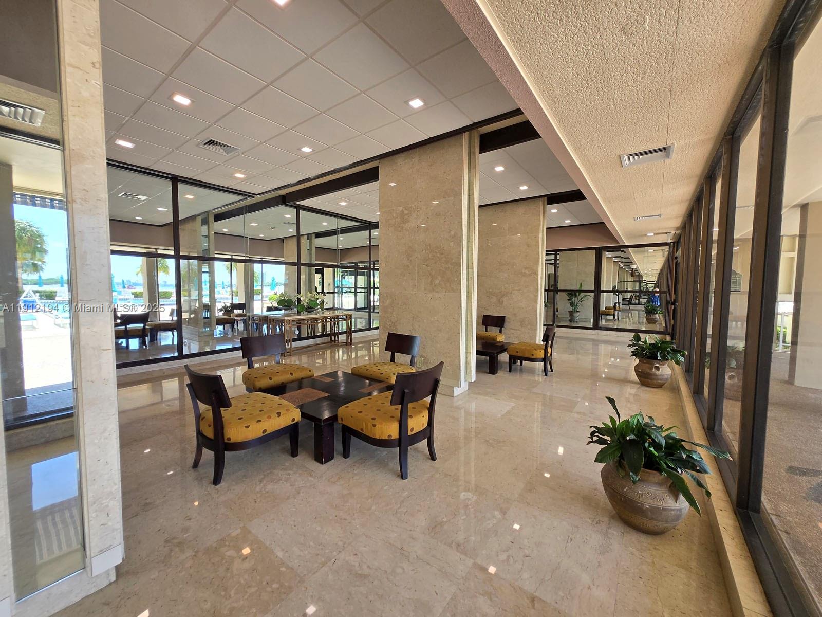 1611 1 / 2 762 кв.футов $ 2025-11-11 0 Фото