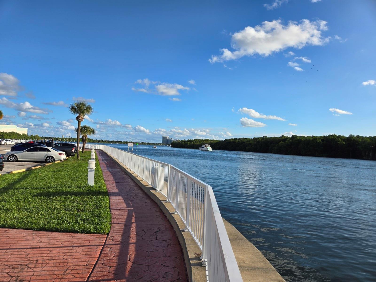 1611 1 / 2 762 кв.футов $ 2025-11-11 0 Фото