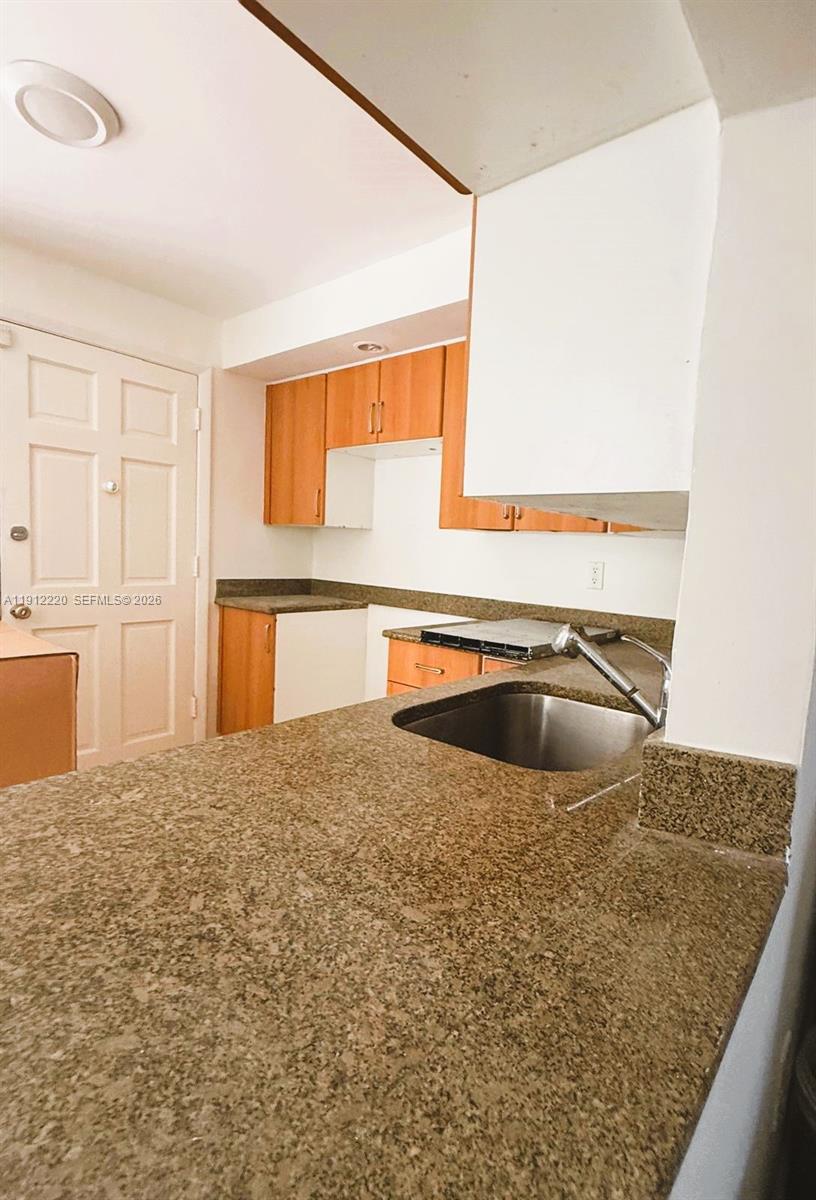 F110 1 / 2 898 sq. ft. $ 2025-11-11 0 foto