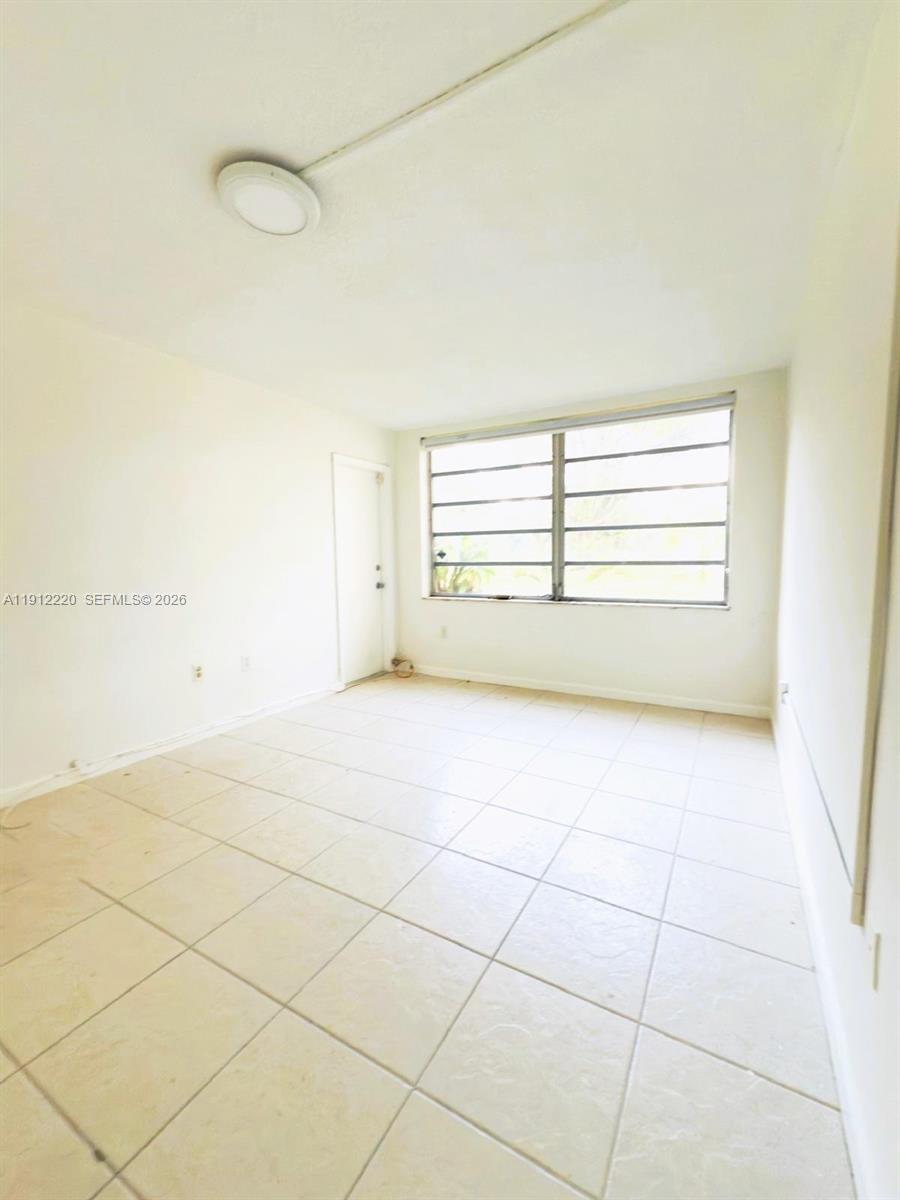 F110 1 / 2 898 sq. ft. $ 2025-11-11 0 foto