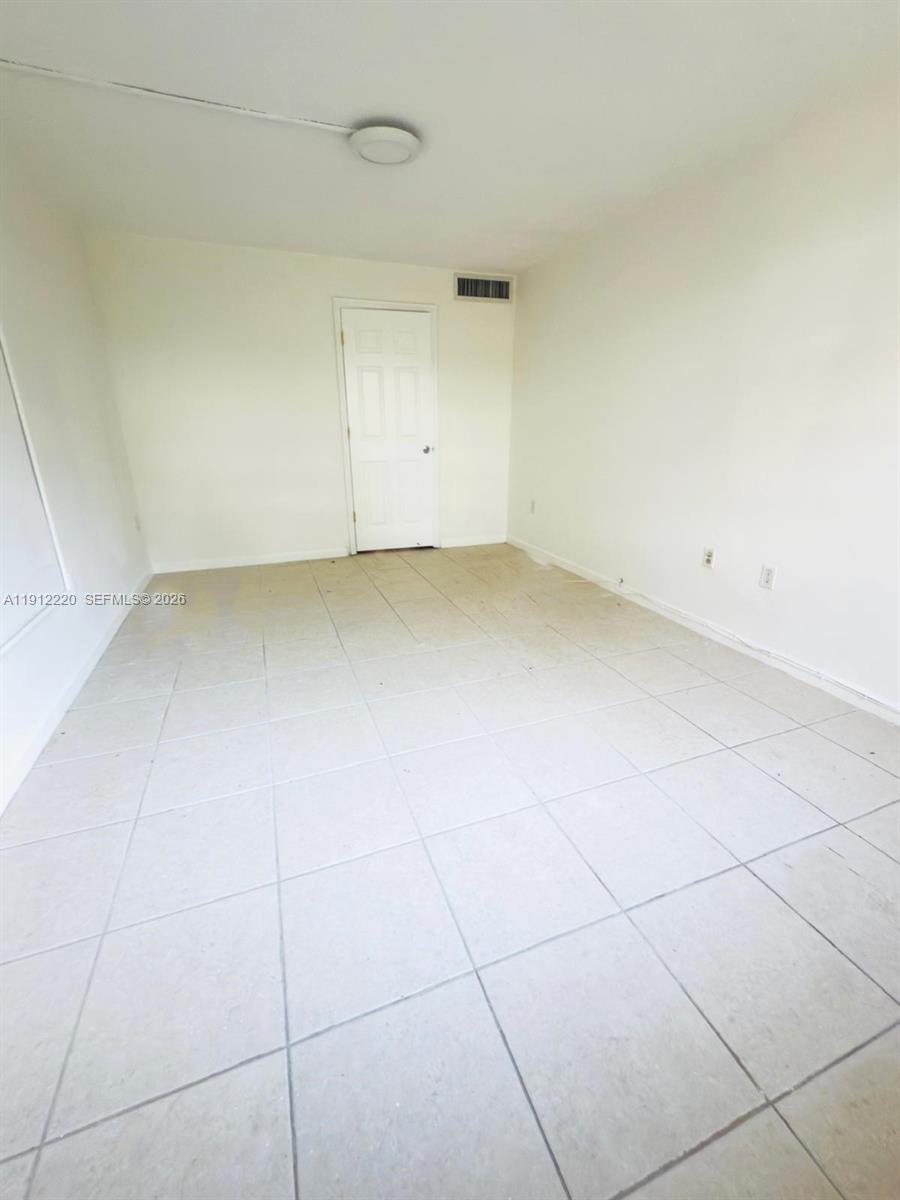 F110 1 / 2 898 sq. ft. $ 2025-11-11 0 foto