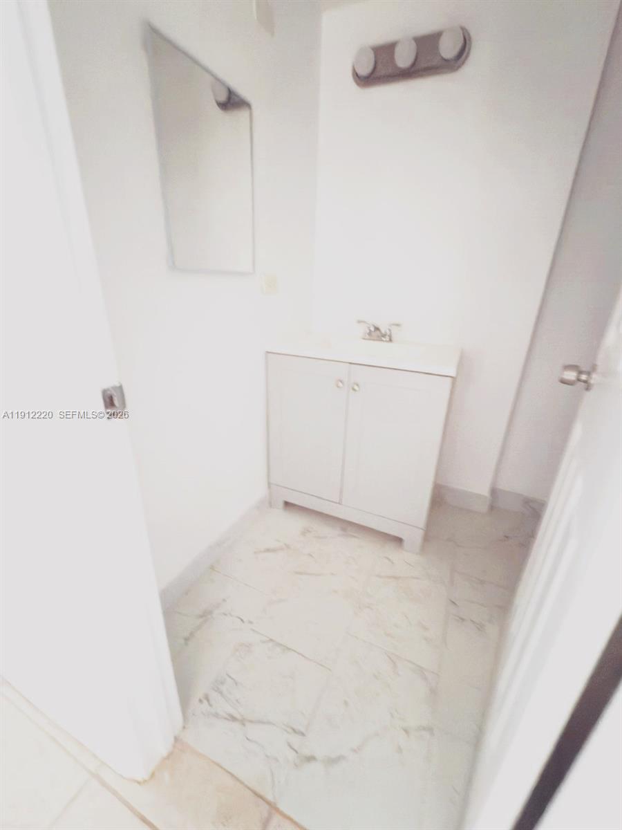 F110 1 / 2 898 sq. ft. $ 2025-11-11 0 foto