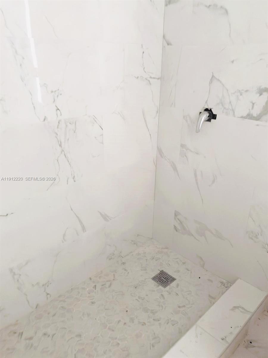F110 1 / 2 898 sq. ft. $ 2025-11-11 0 foto