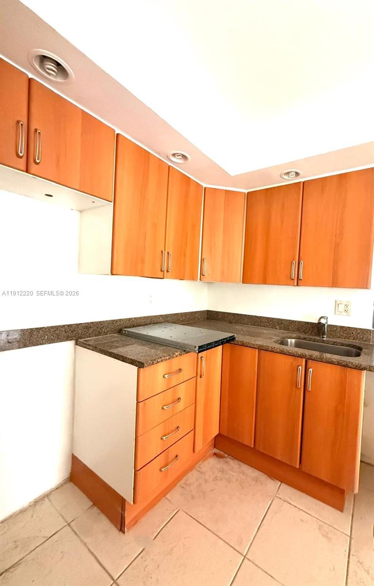 F110 1 / 2 898 sq. ft. $ 2025-11-11 0 foto