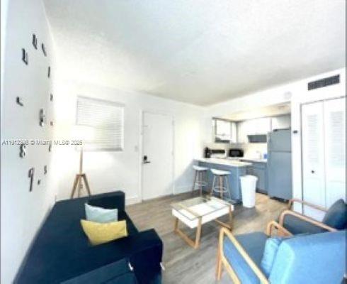   /   sq. ft. $ 2025-11-11 0 foto