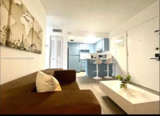   /   sq. ft. $ 2025-11-11 0 foto