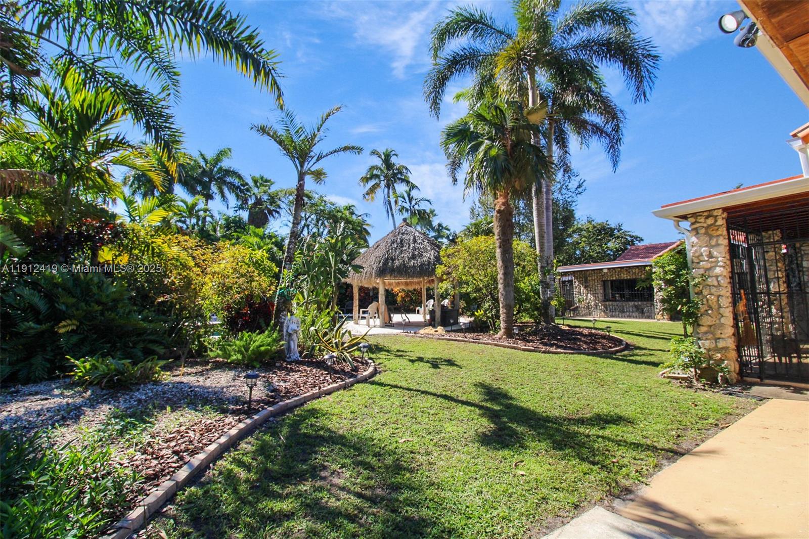   /   sq. ft. $ 2025-11-11 0 foto