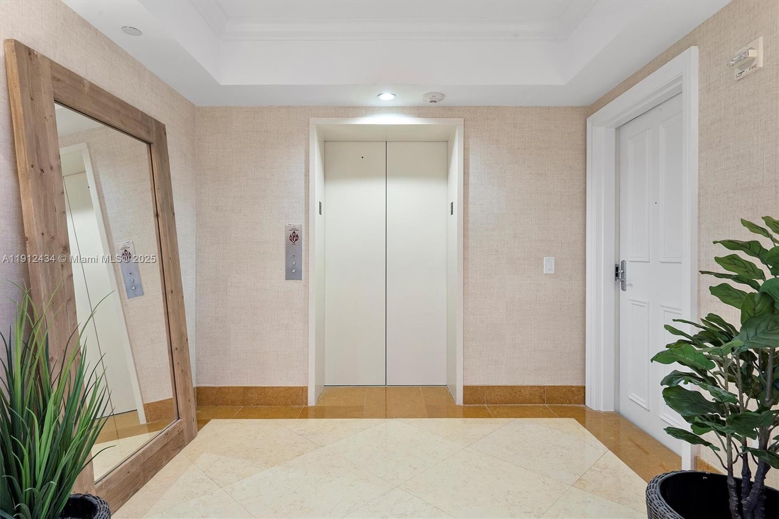 See details 1007 3 / 4 2840 sq. ft. $ 2025-11-11 0 Photo