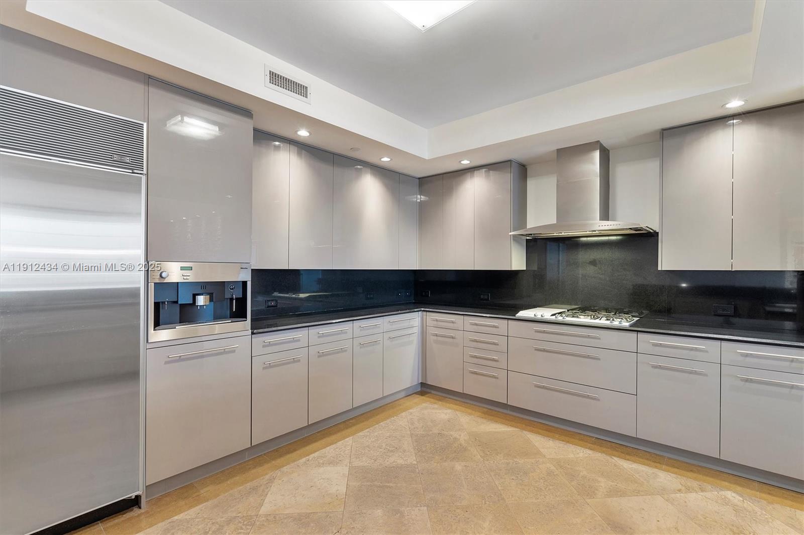 See details 1007 3 / 4 2840 sq. ft. $ 2025-11-11 0 Photo