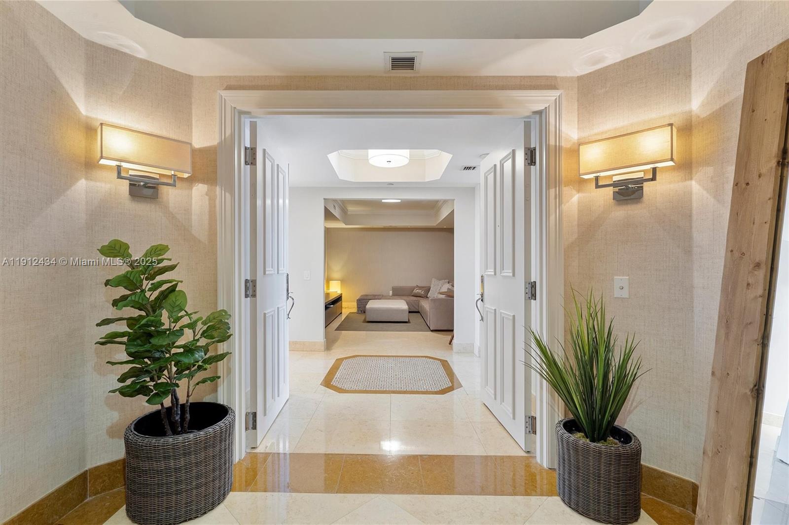 See details 1007 3 / 4 2840 sq. ft. $ 2025-11-11 0 Photo