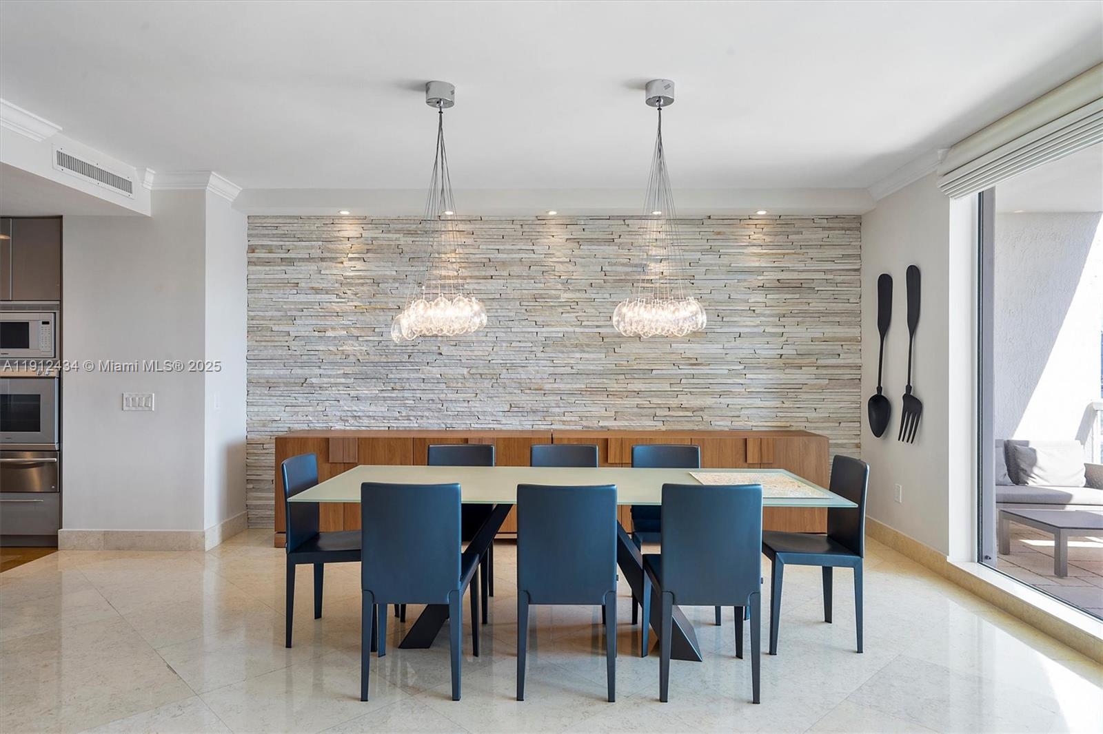 See details 1007 3 / 4 2840 sq. ft. $ 2025-11-11 0 Photo