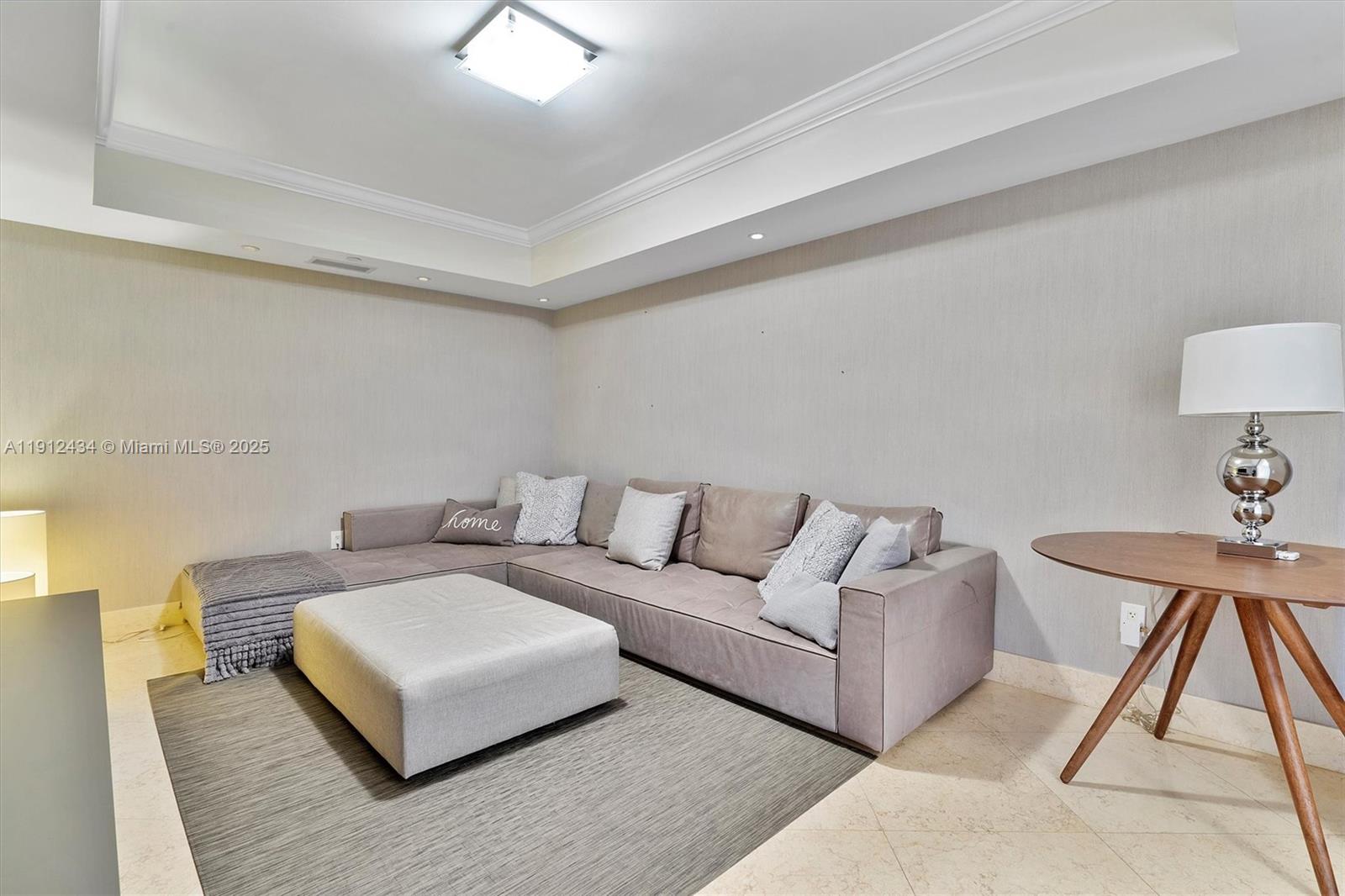 See details 1007 3 / 4 2840 sq. ft. $ 2025-11-11 0 Photo