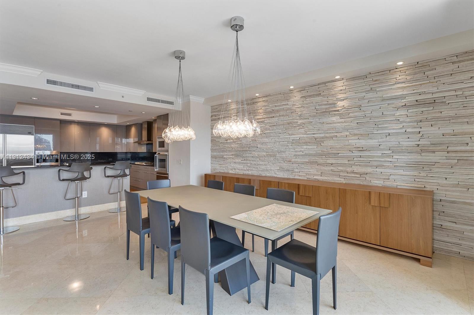 See details 1007 3 / 4 2840 sq. ft. $ 2025-11-11 0 Photo