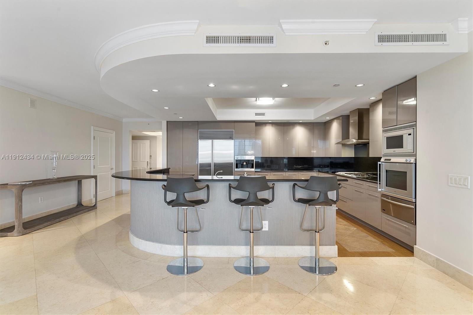 See details 1007 3 / 4 2840 sq. ft. $ 2025-11-11 0 Photo