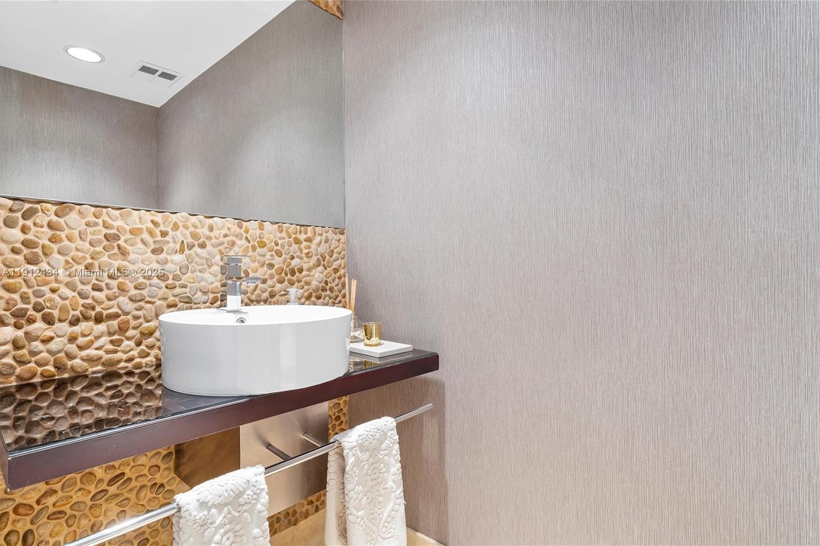 See details 1007 3 / 4 2840 sq. ft. $ 2025-11-11 0 Photo