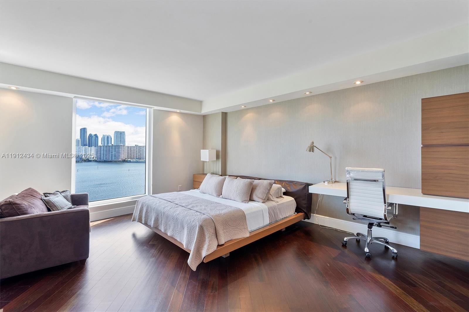 See details 1007 3 / 4 2840 sq. ft. $ 2025-11-11 0 Photo