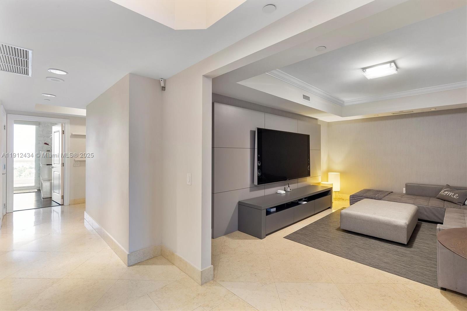 See details 1007 3 / 4 2840 sq. ft. $ 2025-11-11 0 Photo