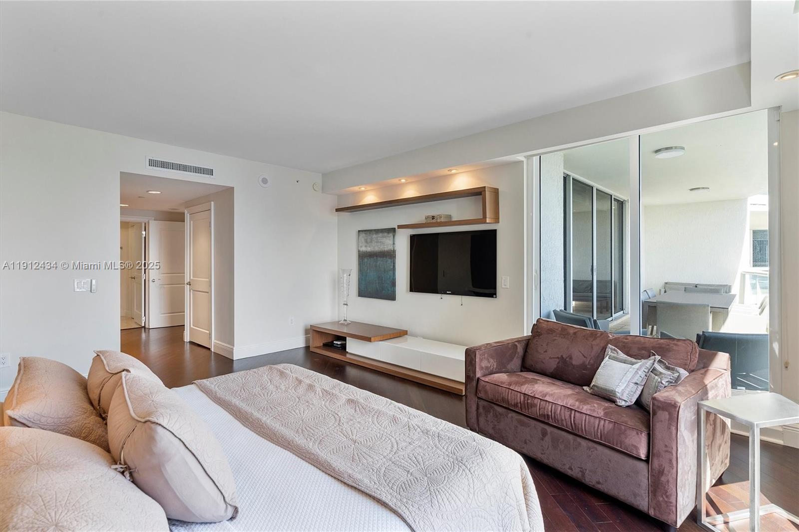 See details 1007 3 / 4 2840 sq. ft. $ 2025-11-11 0 Photo