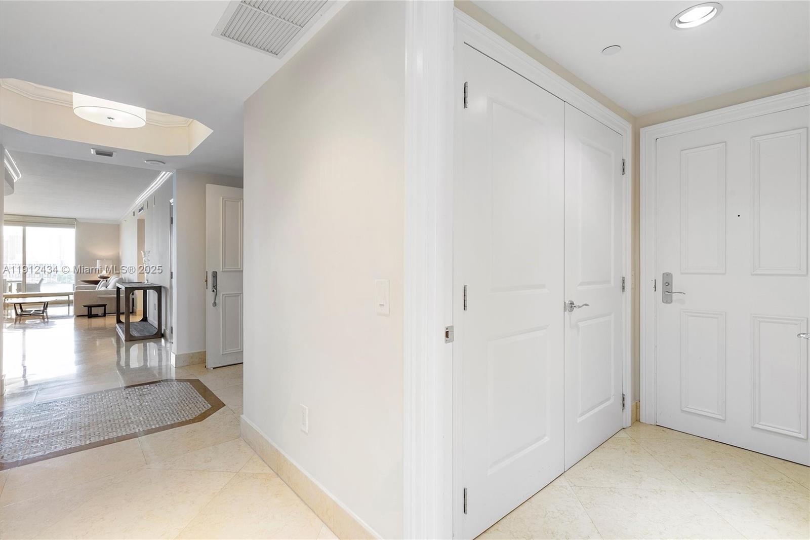 See details 1007 3 / 4 2840 sq. ft. $ 2025-11-11 0 Photo