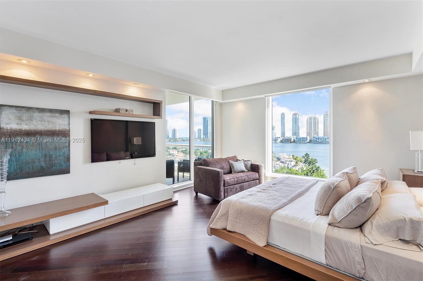 See details 1007 3 / 4 2840 sq. ft. $ 2025-11-11 0 Photo