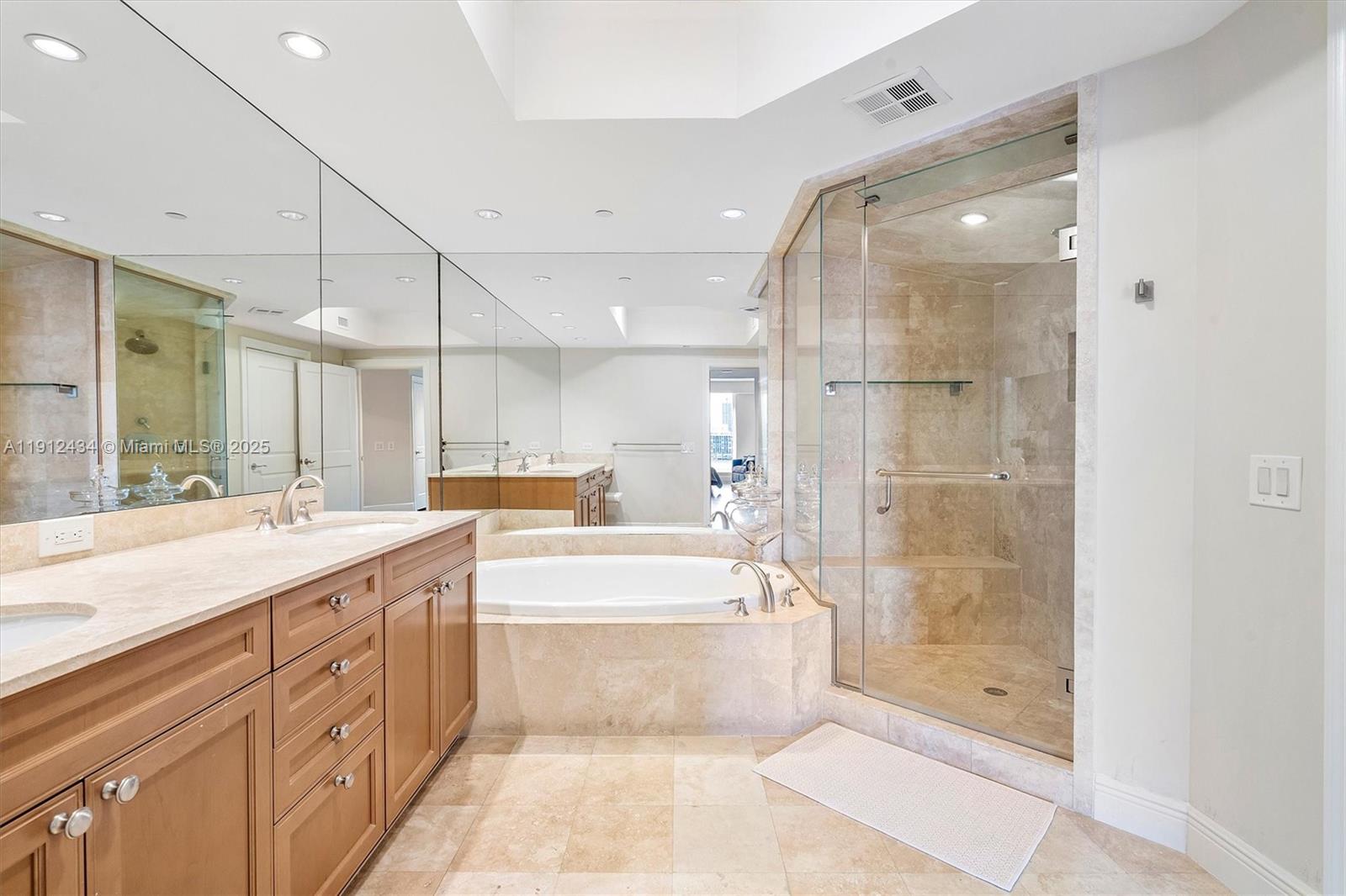 See details 1007 3 / 4 2840 sq. ft. $ 2025-11-11 0 Photo