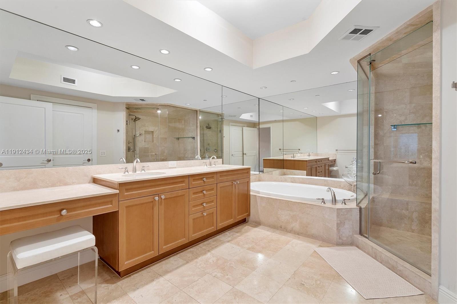 See details 1007 3 / 4 2840 sq. ft. $ 2025-11-11 0 Photo