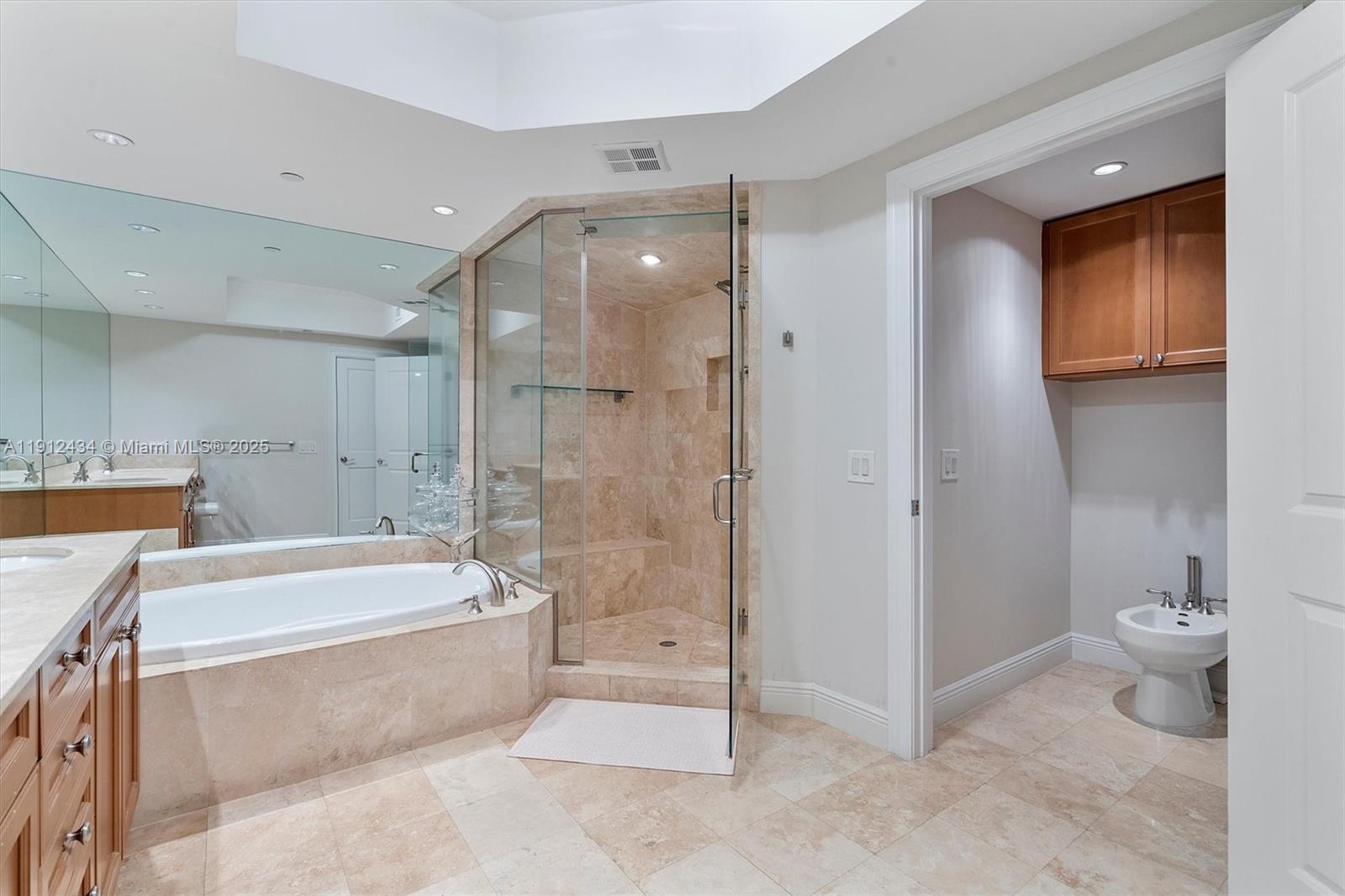 See details 1007 3 / 4 2840 sq. ft. $ 2025-11-11 0 Photo