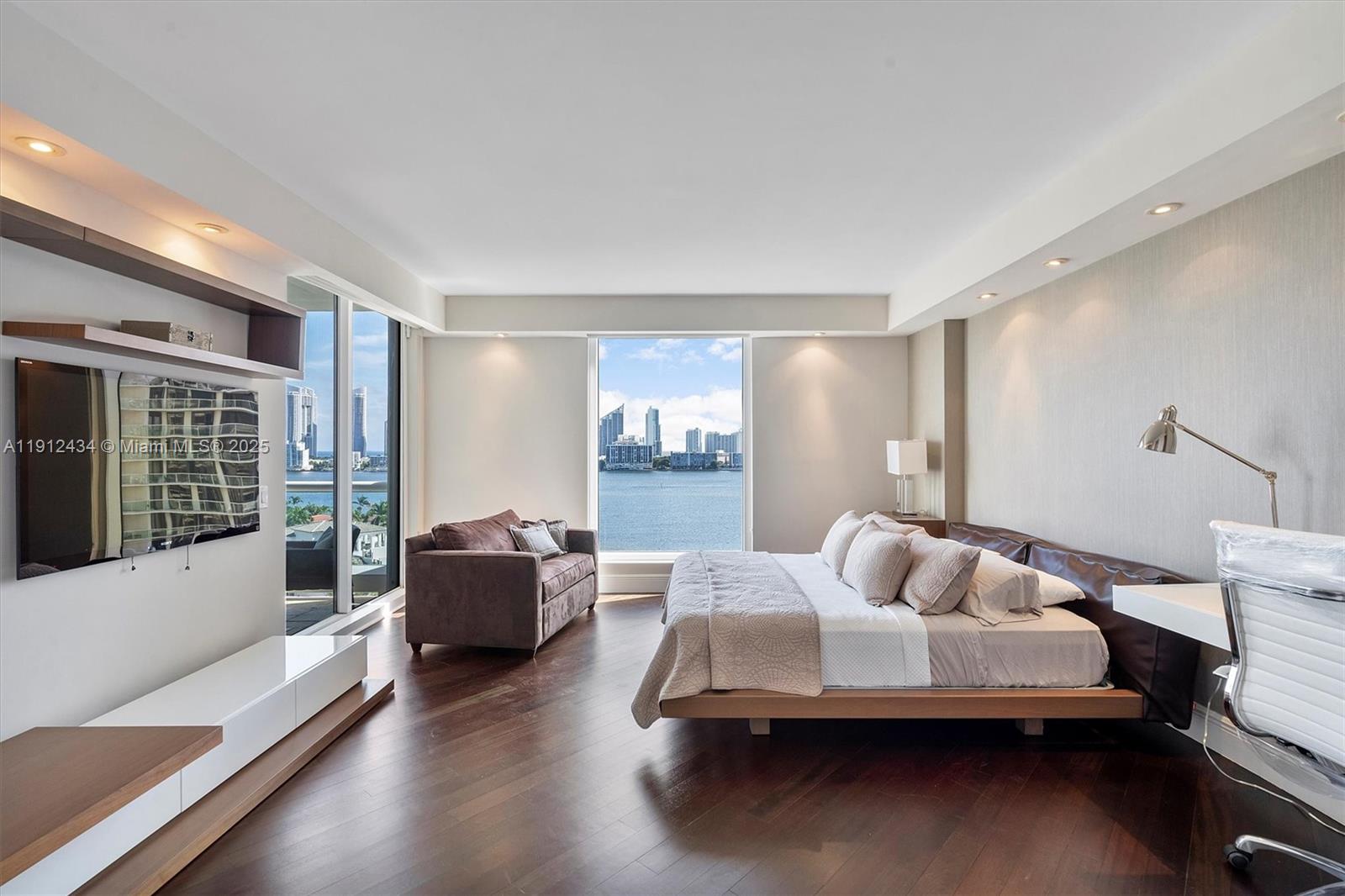 See details 1007 3 / 4 2840 sq. ft. $ 2025-11-11 0 Photo