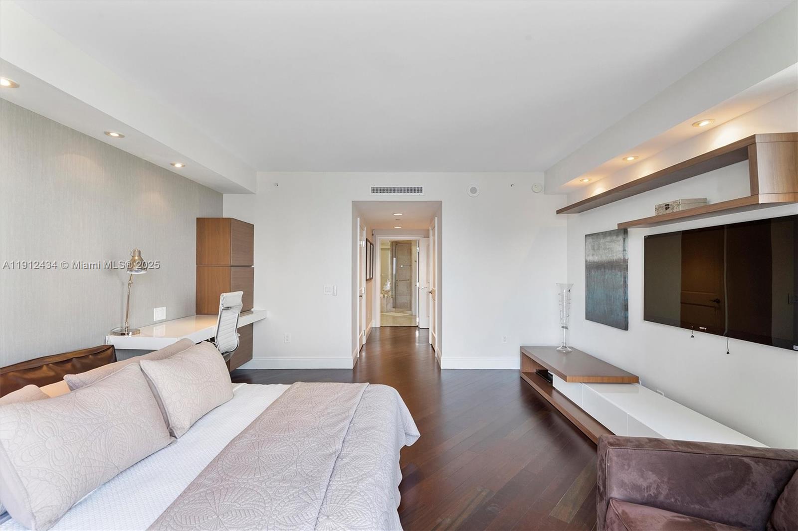 See details 1007 3 / 4 2840 sq. ft. $ 2025-11-11 0 Photo