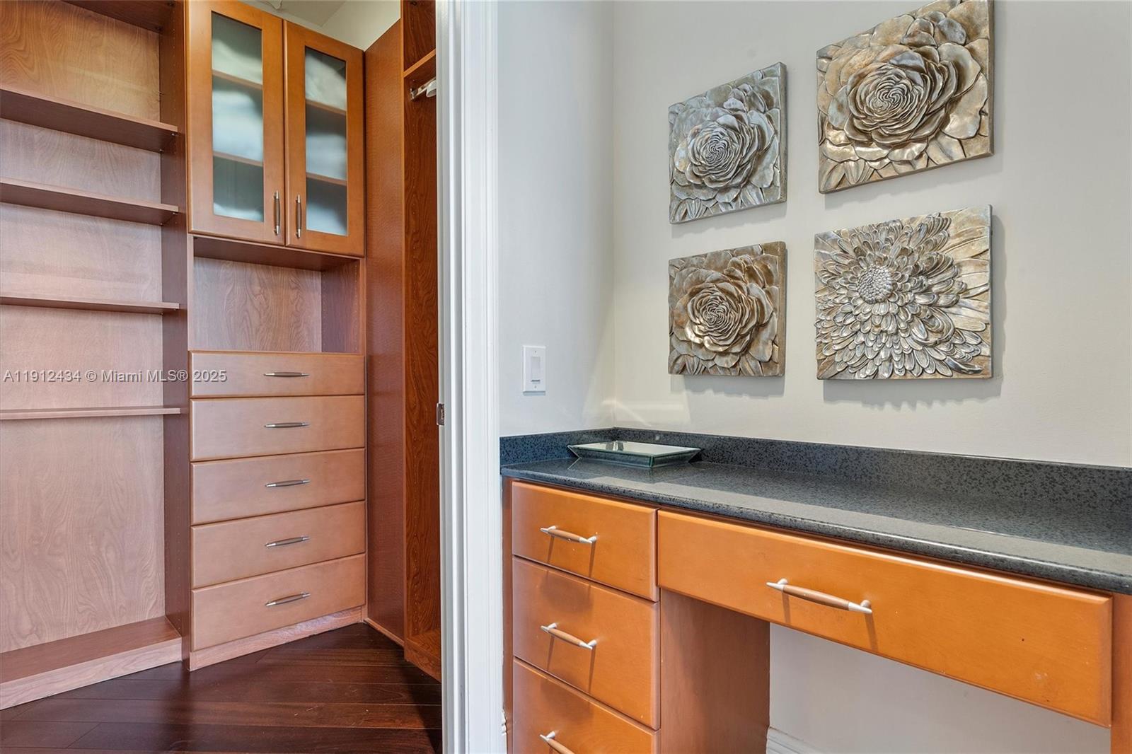 See details 1007 3 / 4 2840 sq. ft. $ 2025-11-11 0 Photo