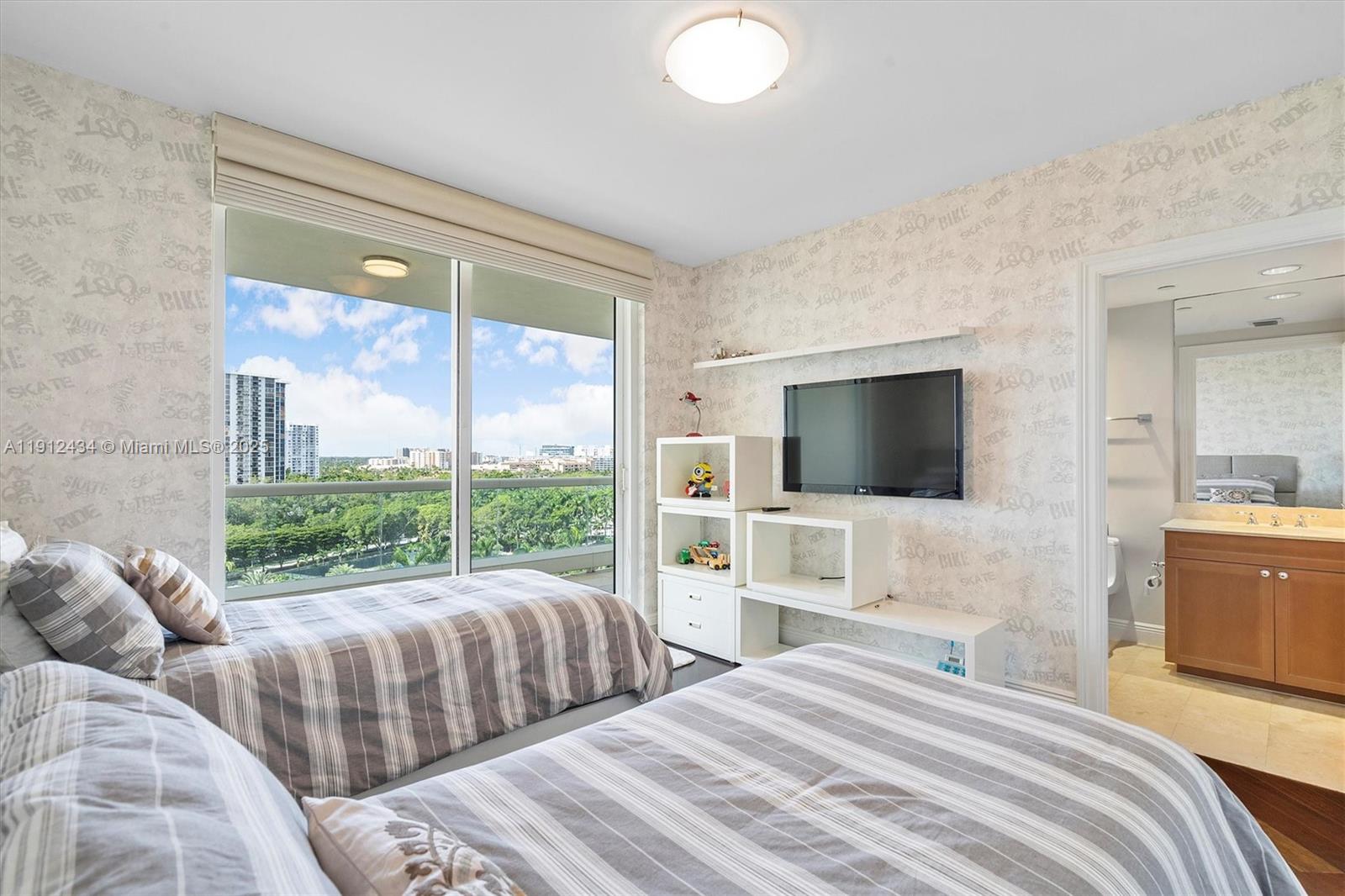 See details 1007 3 / 4 2840 sq. ft. $ 2025-11-11 0 Photo