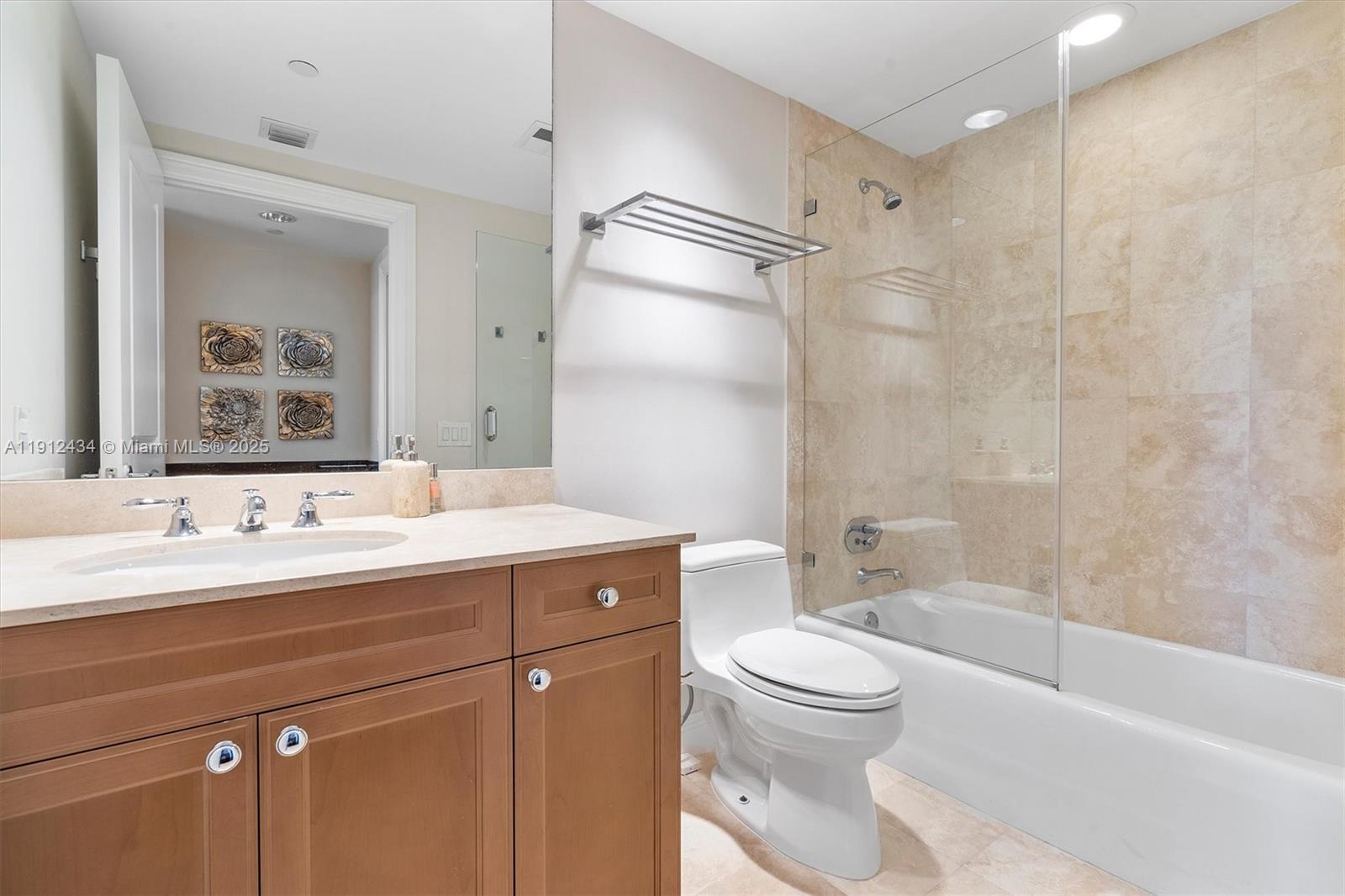 See details 1007 3 / 4 2840 sq. ft. $ 2025-11-11 0 Photo