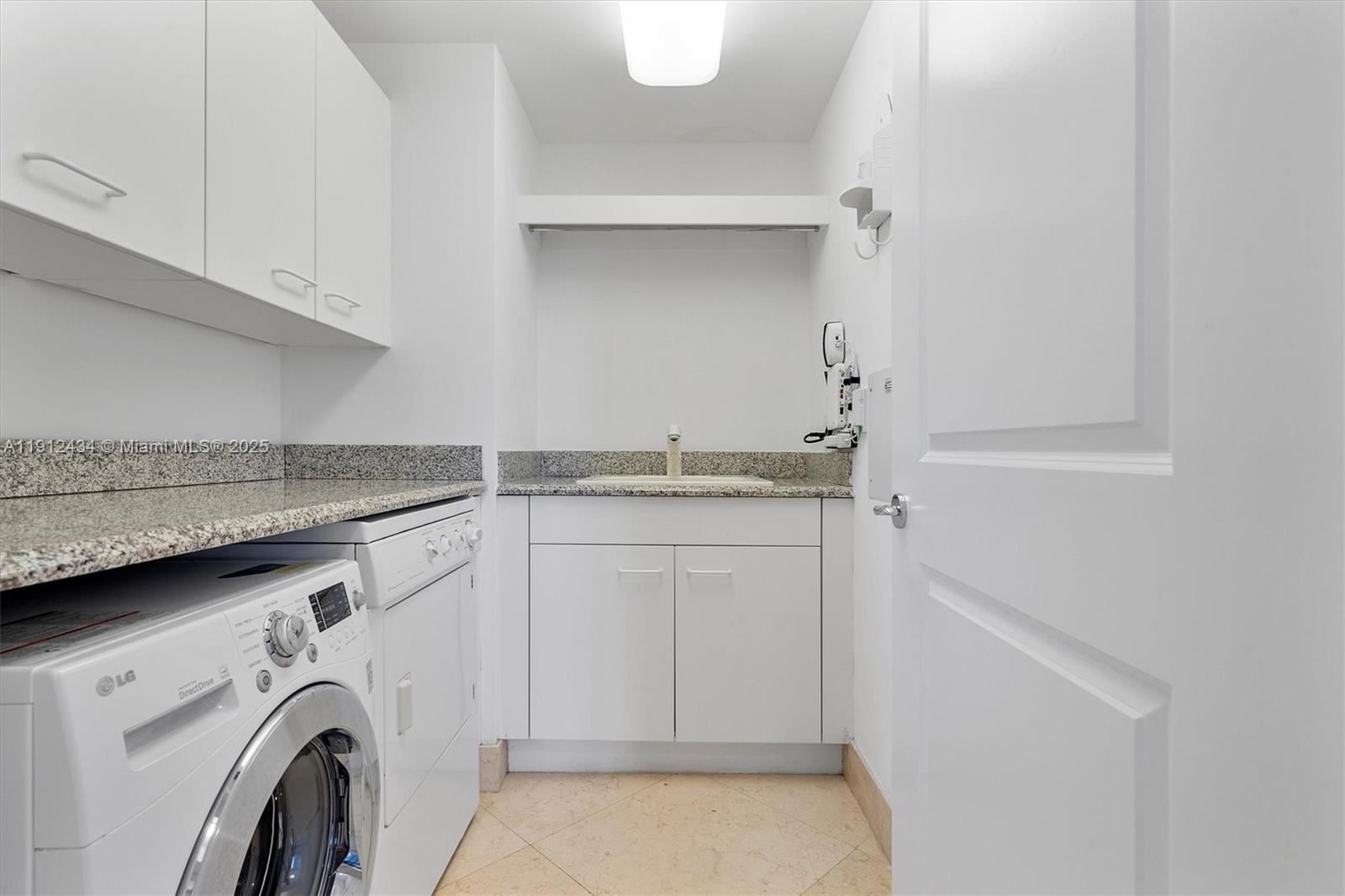 See details 1007 3 / 4 2840 sq. ft. $ 2025-11-11 0 Photo