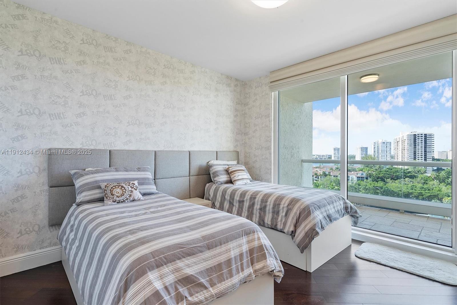 See details 1007 3 / 4 2840 sq. ft. $ 2025-11-11 0 Photo