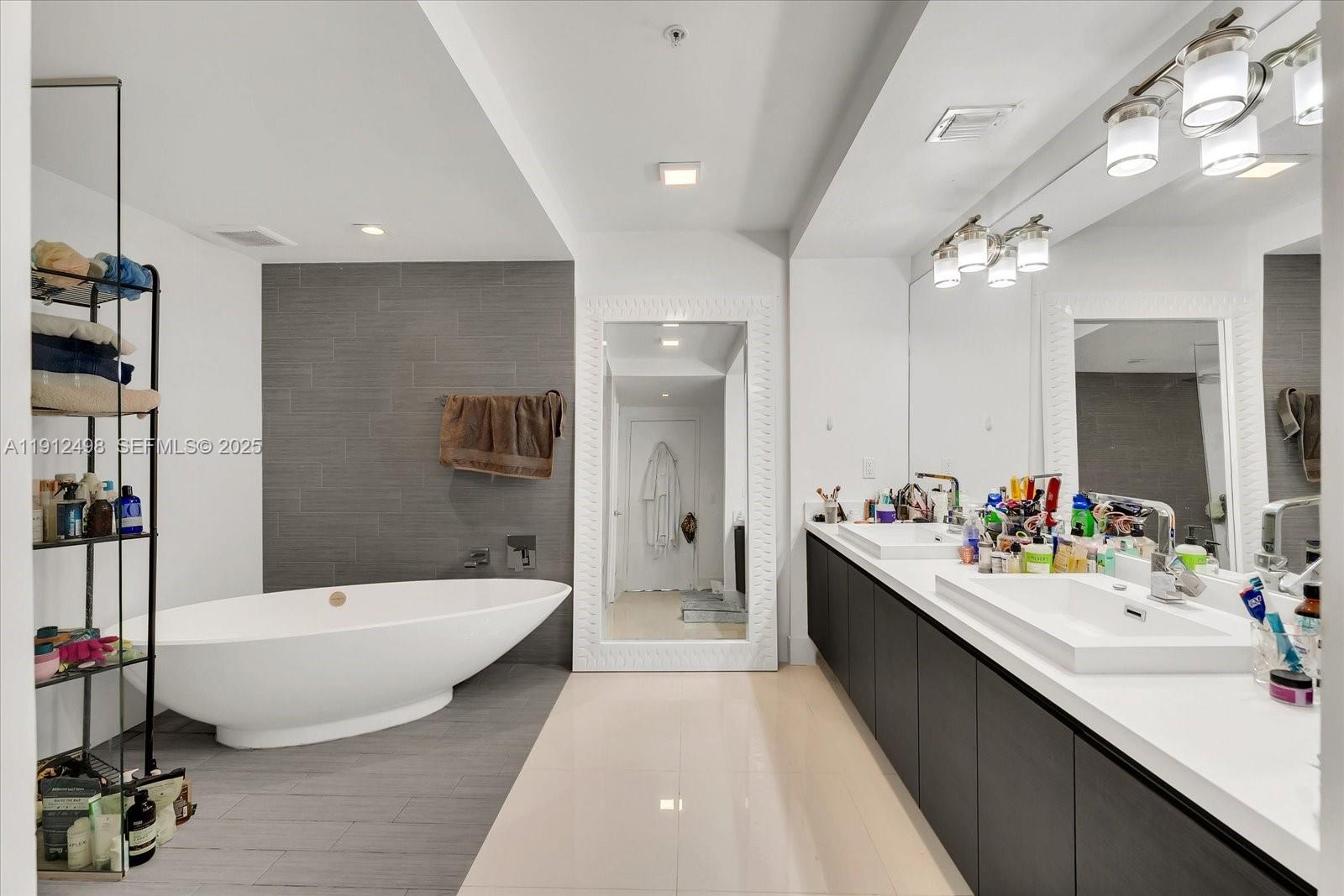 See details 4-1203 2 / 3 1524 sq. ft. $ 2025-12-02 0 Photo