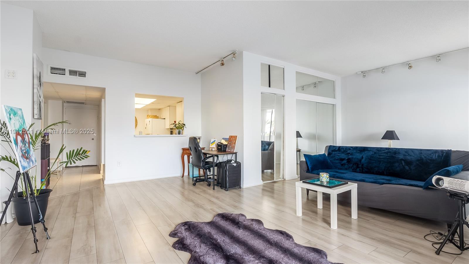 See details 117 0 / 0 598 sq. ft. $ 2025-11-12 0 Photo