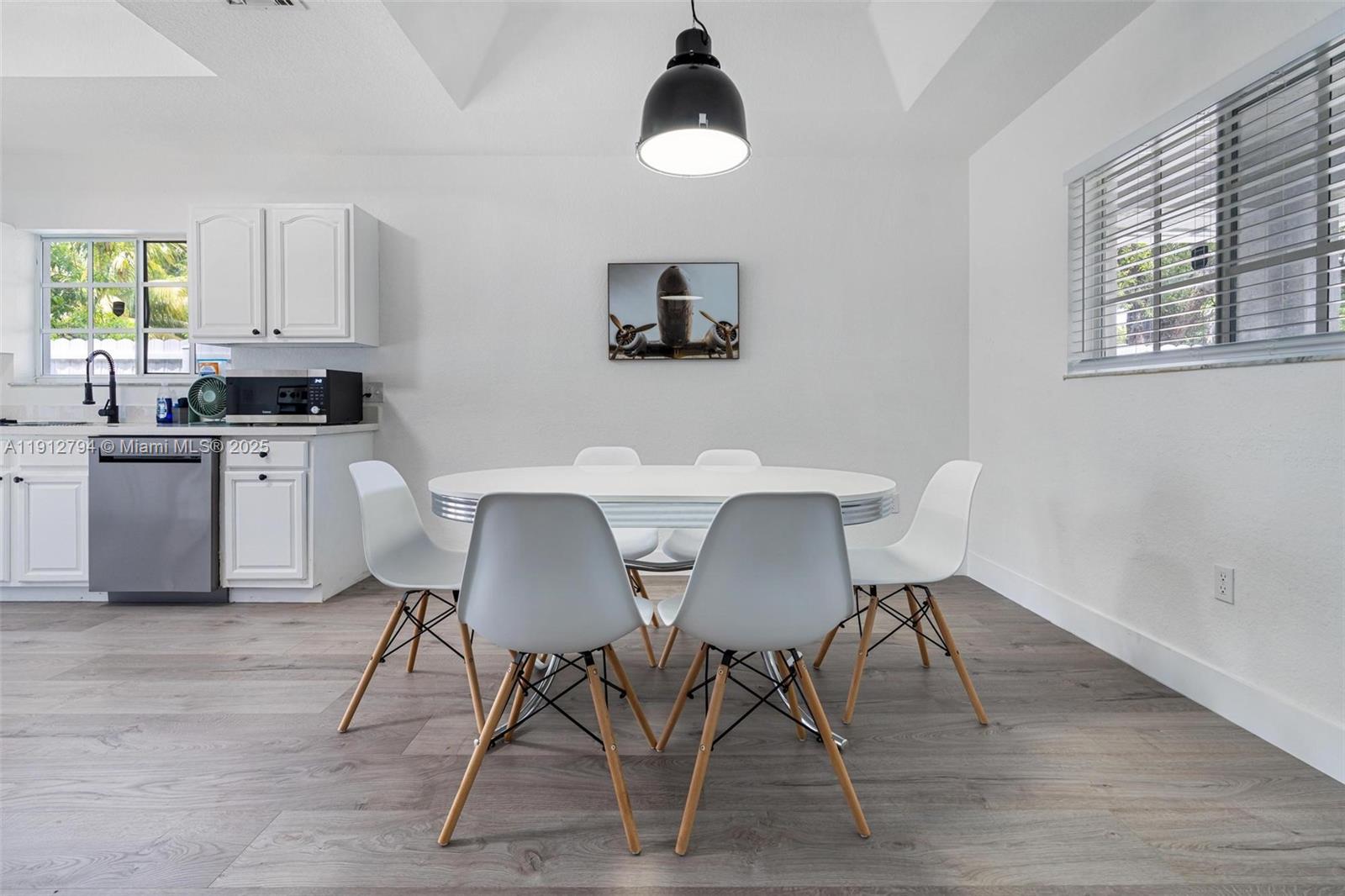 Подробнее / 2878 кв.футов $ 2025-11-12 0 Фото