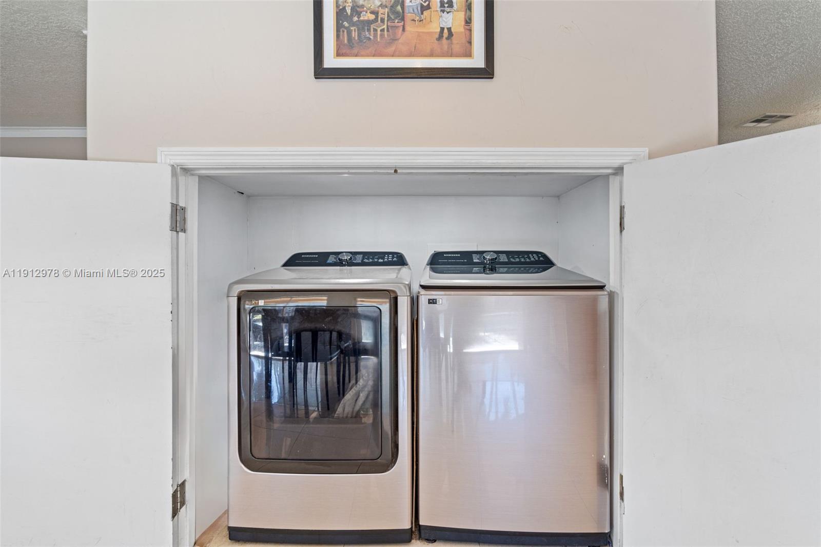 See details 9410 4 / 3 2820 sq. ft. $ 2025-11-12 0 Photo