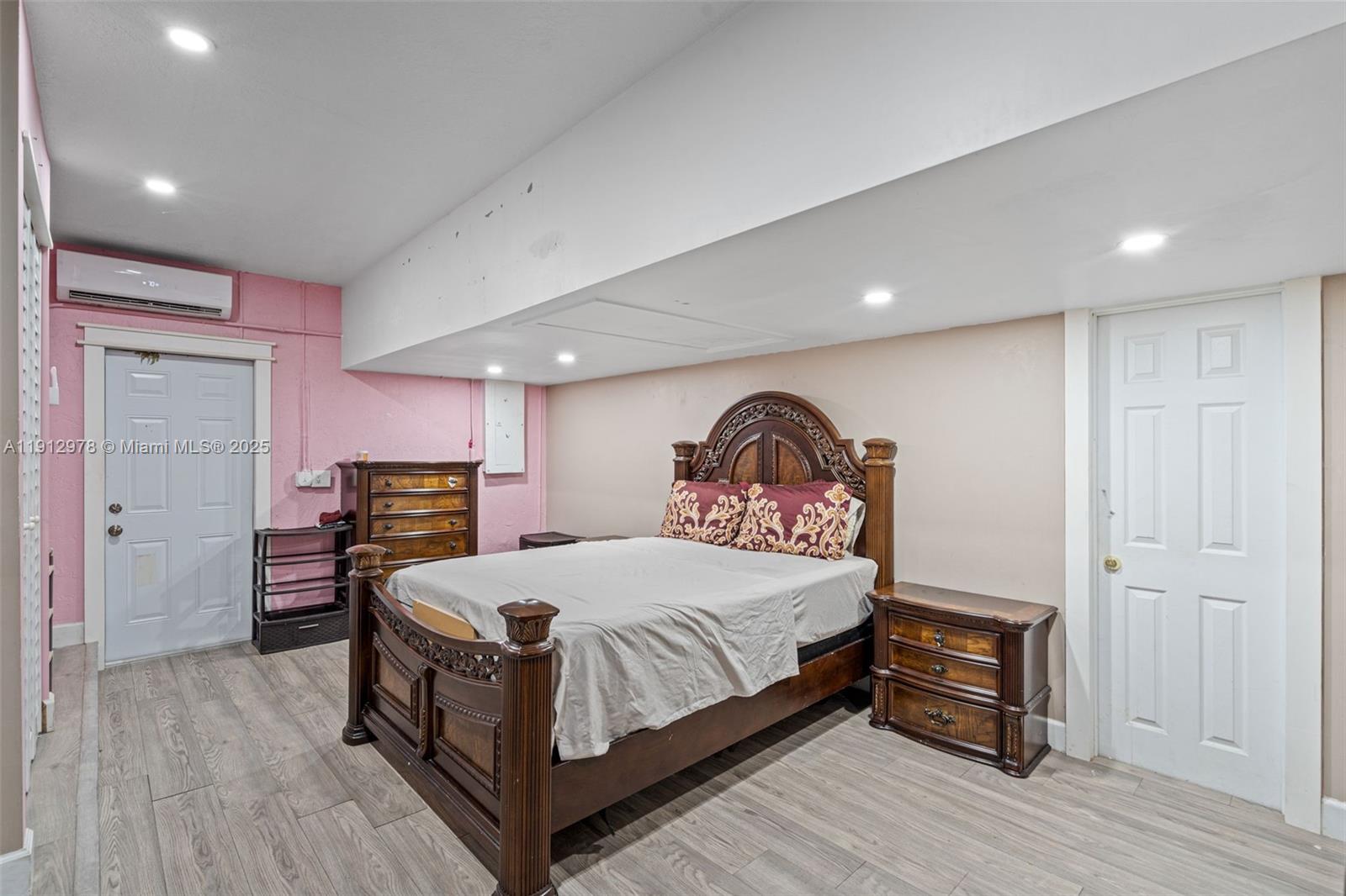 See details 9410 4 / 3 2820 sq. ft. $ 2025-11-12 0 Photo