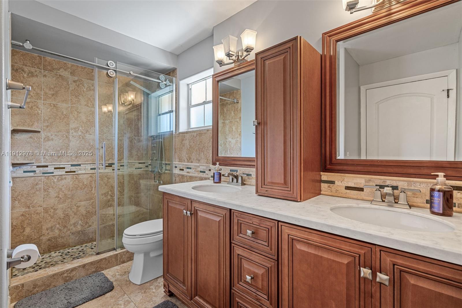 See details 9410 4 / 3 2820 sq. ft. $ 2025-11-12 0 Photo