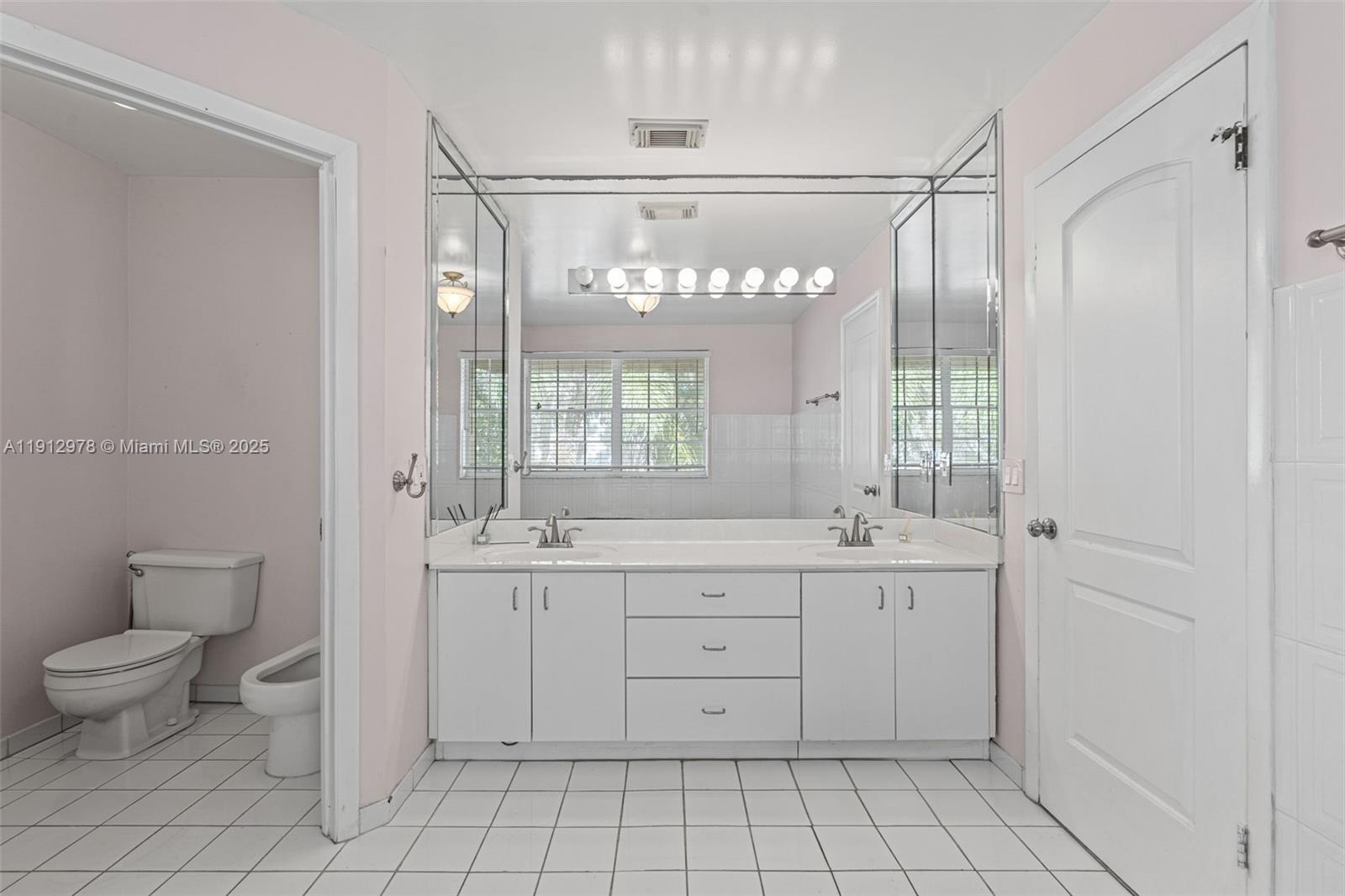 See details 9410 4 / 3 2820 sq. ft. $ 2025-11-12 0 Photo