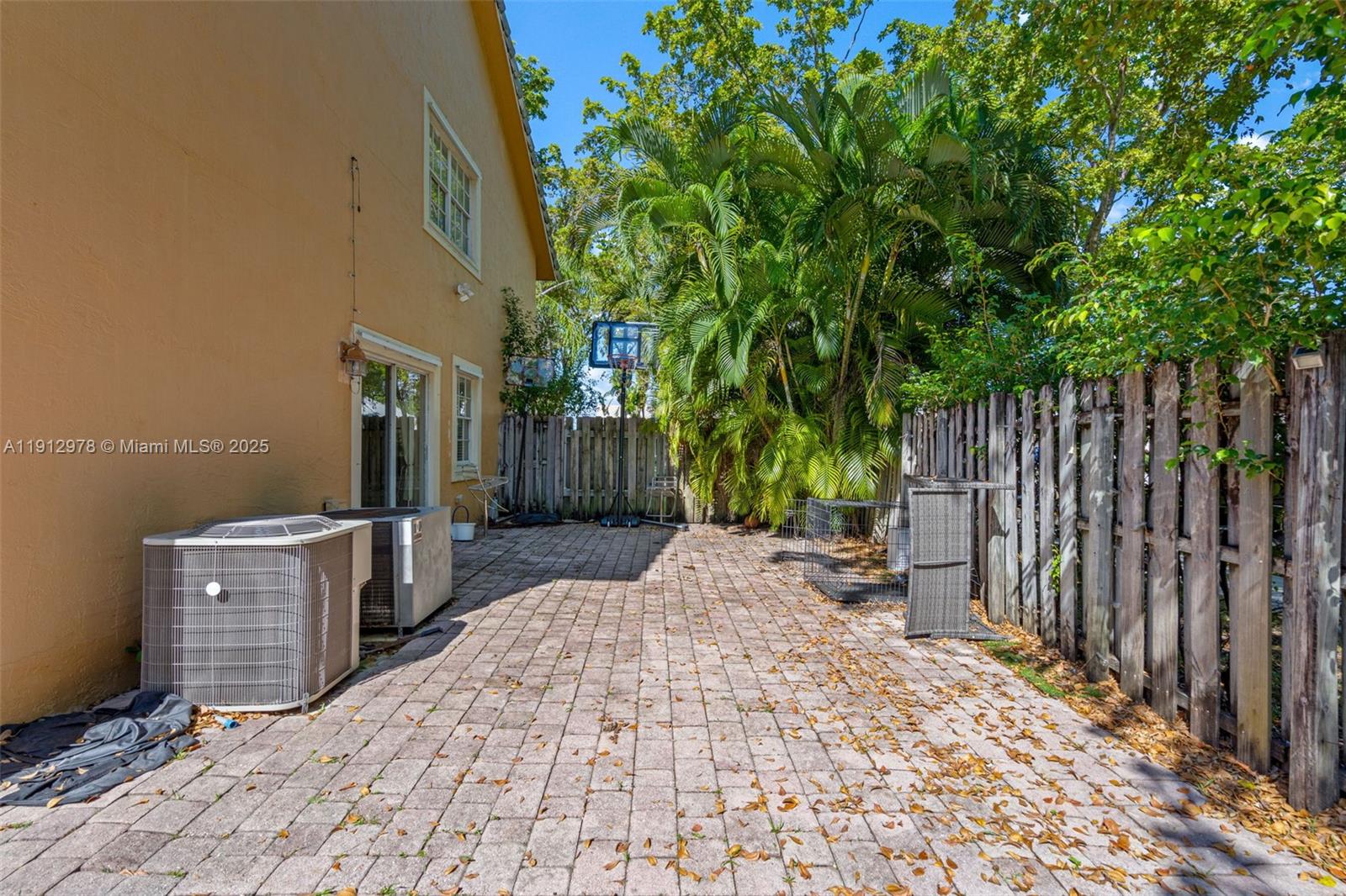 See details 9410 4 / 3 2820 sq. ft. $ 2025-11-12 0 Photo