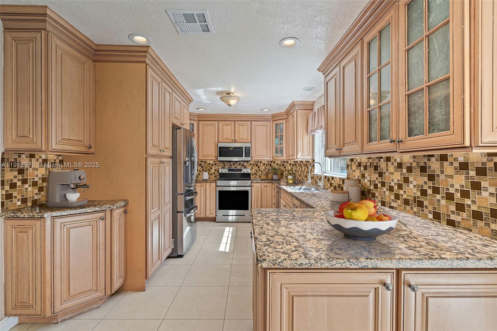 See details 9410 4 / 3 2820 sq. ft. $ 2025-11-12 0 Photo